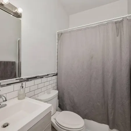 2-Bed 2-Bath Apt - Close To Uc W/ Free Parking Chicago Exterior photo