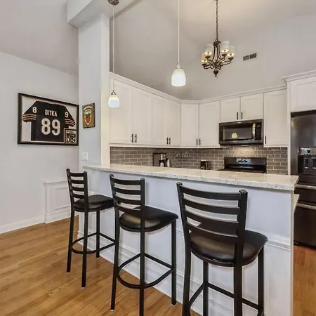 2-Bed 2-Bath Apt - Close To Uc W/ Free Parking Chicago Exterior photo