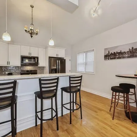 2-Bed 2-Bath Apt - Close To Uc W/ Free Parking Chicago Exterior photo
