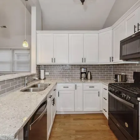 2-Bed 2-Bath Apt - Close To Uc W/ Free Parking Chicago Exterior photo