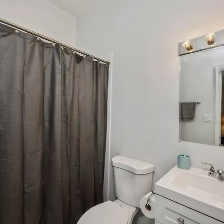 2-Bed 2-Bath Apt - Close To Uc W/ Free Parking Chicago Exterior photo