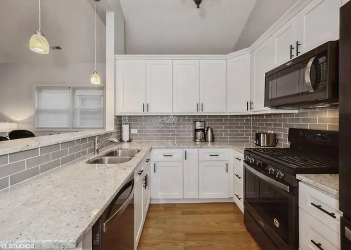2-Bed 2-Bath Apt - Close To Uc W/ Free Parking